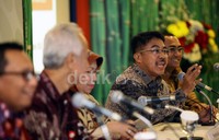 Sementara nilai tukar rupiah terhadap dolar Amerika Serikat (AS) ditutup menguat di posisi Rp 12.250 per dolar AS dibandingkan posisi pada penutupan perdagangan kemarin di Rp 12.275 per dolar AS.