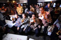 Tampak pengunjung meniup terompet saat penutupan perdagangan saham tahun 2013 di Gedung Bursa Efek Indonesia Jakarta.