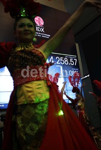 Penutupan bursa juga diramaikan dengan penampilan tari tradisional.