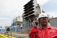 Seorang pekerja beraktivitas di Pembangkit Listrik Tenaga Gas (PLTG) Panaran. (Agus Trimukti/Humas PLN).