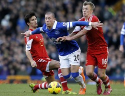 Ross Barkley mendapat penjagaan ketat dari Jack Cork dan James Ward-Prowse. Reuters/Phil Noble.