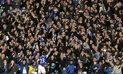 Seamus Coleman merayakan gol di hadapan pendukungnya. Reuters/Phil Noble.