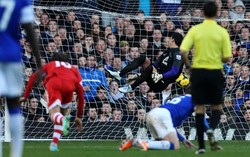 Gawang Everton kebobolan di menit ke-77. Gawang yang dijaga Robles itu dibobol oleh Gaston Ramirez. Getty Images/Clive Brunskill.