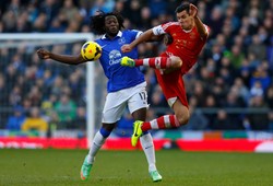 Romelu Lukaku (kiri) berebut bola dengan Dejan Lovren (kanan). Getty Images/Paul Thomas.