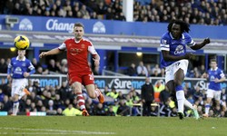 Romelu Lukaku melepaskan tendangan yang berbuah gol ke gawang Southampton di menit ke-74. Reuters/Phil Noble.