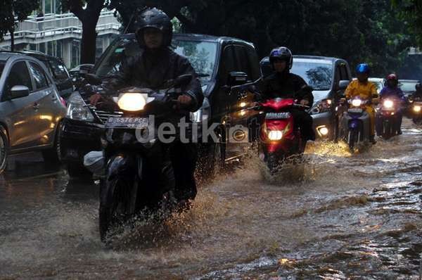 Jakarta Diguyur Hujan Lebat Pagi Ini, Sejumlah Genangan Air Bermunculan
