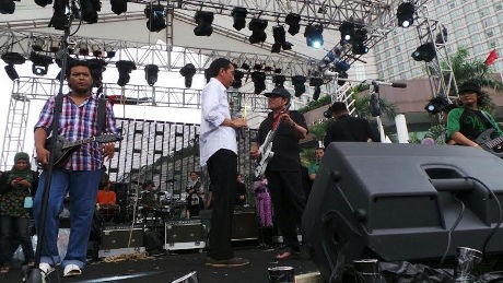 Cipika-Cipiki, Jokowi dan Rhoma Irama Check Sound di HI