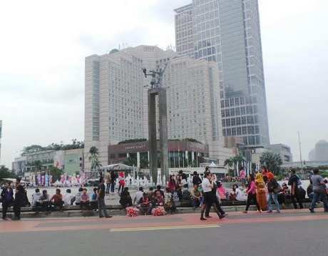 Akses Menuju Thamrin-Sudirman Mulai Disterilkan, Warga Menyemut