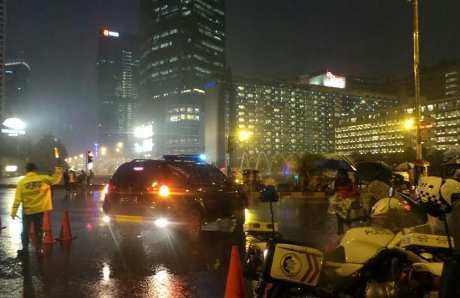 Ada 2 Pawang Hujan Jaga Malam Tahun Baru di Jakarta