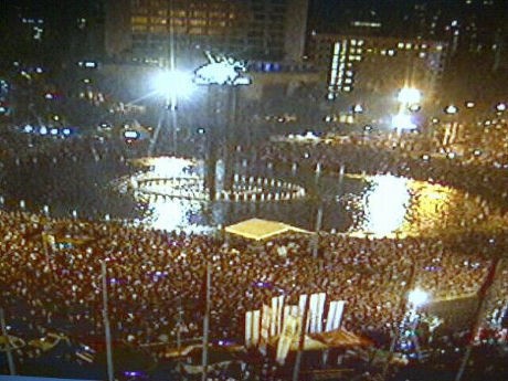 Ini Penampakan Padatnya Warga yang Tahun Baruan di Bundaran HI