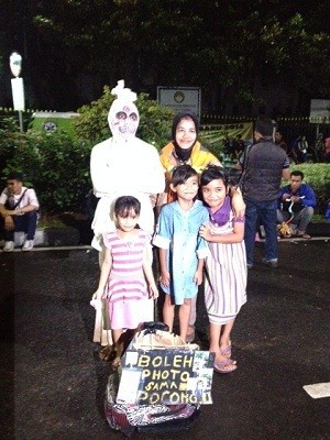 Hii! Malam Tahun Baru Ada Pocong di Depan Gedung ESDM