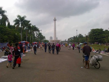 Jelang Malam Tahun Baru, Warga Jakarta Mulai Padati Monas