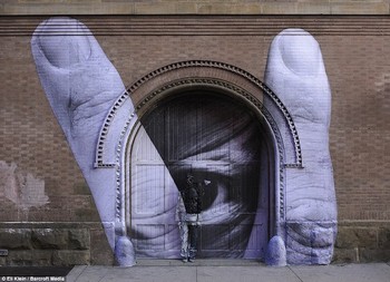 Karya terbarunya juga dipamerkan di galeri Eli Klein Fine Art di New York, Amerika Serikat. (kredit foto: dailymail)