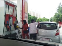 Dengan pelat yang masih putih dari diler, mobil langsung diisi dengan premium. Foto diambil dari SPBU di kawasan Sunter. (Foto Bawoer).