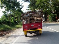 Ternyata ini adalah motor tiga roda buatan China yang dipasangi logo Toyota berukuran besar di baknya. Foto diambil di Balikpapan. (Foto Fadliansyah Ar).