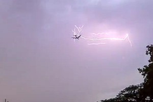 Ngeri! Pesawat Ini Terekam Video di Tengah Badai Petir