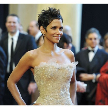 Di usia 47, Halle Berry tetap terlihat sama dengan saat ia memulai karirnya lewat film Monsters Ball. Ia sendiri telah berkecimpung di dunia akting sejak 20 tahun silam namun wajahnya seakan tak berubah drastis dari masa ke masa. Potongan rambut pendeknya juga semakin membuatnya terlihat muda.