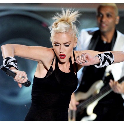 Lipstik merah, rambut blonde dan gaya skater-rock menjadi ciri khasnya. Gwen Stefani, 44 tahun memulai debutnya di tahun 1992 dan fotonya saat itu tidak berbeda jauh dengan apa yang Anda lihat saat ini. Tidak pernah diberitakan masuk ke meja bedah operasi plastik, ia nampaknya menjaga pola makan dan olahraga dengan sangat ketat.