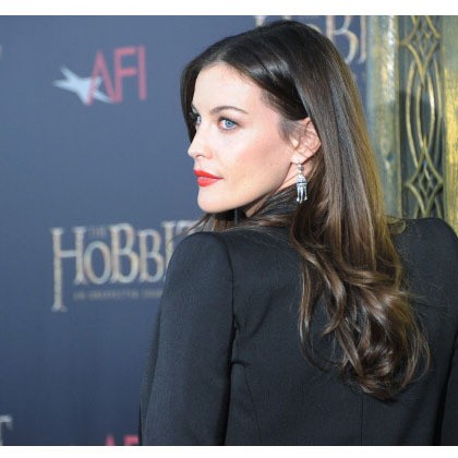 Di usianya yang ke-36, Liv Tyler juga tak mengalami banyak perubahan. Gaya rambut panjang yang sama, bentuk wajah, dan garis keriput nyaris sulit ditemukan di wajahnya. Putri dari vokalis utama Aerosmith tersebut memulai debutnya di layar kaca tahun 1993, 21 tahun yang lalu, dan wajahnya pun masih seperti sediakala.