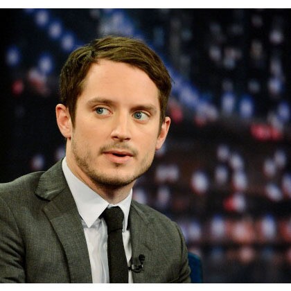 Banyak stereotip orang bertubuh pendek memiliki wajah awet muda dan Elijah Wood salah satunya. Ia kini berusia 32 tahun namun dari perannya di Lord of The Rings hingga film lainnya yang paling baru, gaya rambut, hingga ekspresi wajah tak berubah. Masih seperti remaja pria berwajah imut dengan rambut keriting yang tebal.