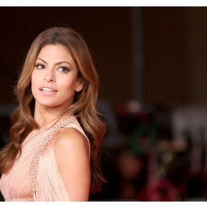Eva Mendes kini mendekati usia 40 tahun namun kulitnya tetap terlihat kencang layaknya wanita berusia 20 tahun. Brand kosmetik Covergirl pun bahkan terus memotretnya dari waktu ke waktu tanpa adanya perubahan drastis dari aktris berdarah Meksiko tersebut.