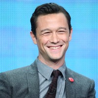 Satu lagi selebriti pria bertubuh pendek yang tak menua dari waktu ke waktu dan film ke film. Joseph Gordon-Levitt, 32 tahun boleh saja didandani dewasa atau remaja, namun umur sepertinya tak menjadi batasan untuk berperan tua dan muda.