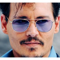 Siapa yang menyangka aktor watak ini telah berusia 50 tahun. Johnny Depp boleh saja mengecat rambutnya agar uban tak terlihat, namun raut wajahnya tak berubah 10 tahun terakhir. Dari film 21 Jump Street 27 tahun lalu, sulit melihat dirinya menua drastis dengan perannya saat ini, baik sebagai bajak laut maupun vampir konyol.