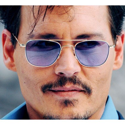Siapa yang menyangka aktor watak ini telah berusia 50 tahun. Johnny Depp boleh saja mengecat rambutnya agar uban tak terlihat, namun raut wajahnya tak berubah 10 tahun terakhir. Dari film 21 Jump Street 27 tahun lalu, sulit melihat dirinya menua drastis dengan perannya saat ini, baik sebagai bajak laut maupun vampir konyol.