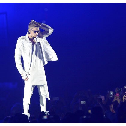 Justin Bieber dengan segala kelakuannya memang banyak diperbincangkan, terlebih dengan penghasilan $58 juta dalam setahun terakhir. Ia juga aktif di media sosial dan mempengaruhi banyak remaja pria untuk mengikuti tranformasi gayanya dari remaja manis dengan rambut polem samping ke remaja atletis bertato yang hobi mendobrak aturan. Dikenal sebagai selebriti muda berkulit putih, ia juga berani berkolaborasi dengan mayoritas musisi berkulit hitam dan etnis lainnya, dari Nicki Minaj, Drake, Far East Movement hingga Big Sean.