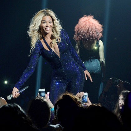 Beyonce menginspirasi banyak wanita untuk terus berkarya meskipun baru melahirkan. Setelah dikaruniai Blue Ivy, ia tidak berlama-lama santai dan langsung mengatur pola makan dan menghidupkan tim promosinya lewat tur dunia Mrs. Carter. Dengan bantuan sang suami, Jay-Z, ia dikabarkan menghasilkan $53 juta setahun terakhir dengan tarif per konser $2 juta. Tak melulu bertingkah diva, ia aktif melakukan pencitraan hubungan ibu-anak yang baik sambil mengharmonisasikan kehidupannya sebagai musisi dan istri.