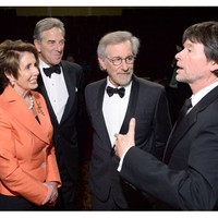 Steven Spielberg, pria di balik kesuksesan film ET, Jurassic Park hingga Jaws, sepertinya tak pernah berhenti menjadi inspirasi bagi pembuat film maupun pelaku industri kreatif di seluruh dunia. Mereka yang ingin filmnya mencetak box office akan menghampiri dirinya untuk sekedar saran maupun keterlibatan langsung. Tak hanya di belakang layar, iapun sukses menjual namanya sebagai selebriti di depan layar dengan kemunculannya di media massa.