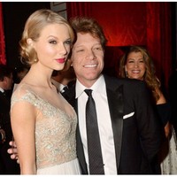 Meskipun Taylor Swift terkenal dengan pencitraan gadis baik-baik, dalam setahun ini ia sudah berkali-kali gonta-ganti kekasih. Hobinya menceritakan kisah cintanya dalam lirik lagu, sukses mempengaruhi para penggemarnya untuk menjadi pengikut setia, terutama dalam industri musik Country. Penghasilannya mencapai sekitar $55 juta tahun ini, ditambah dengan membintangi iklan komersil produk massal seperti Cover Girl hingga Sony.