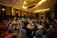 Suasana semakin terasa mewah dengan dekorasi yang didominasi warna emas.