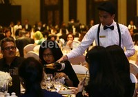 Pengunjung menikmati gala diner ini.