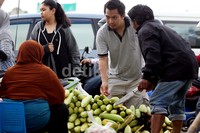 Warga tampak membeli jagung untuk merayakan pergantian tahun.