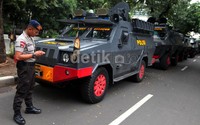 Sejumlah kendaraan taktis (rantis) disiagakan di kawasan Bundaran Hotel Indonesia, Jakarta, Selasa (31/12/2013).