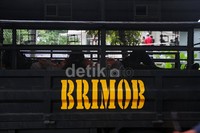 Sejumlah anggota Brimob juga sudah terlihat, meski belum bersiaga.
