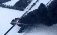 Kereta api pengangkut BBM meledak. Reuters/Michael Vosburg/Forum News Service.