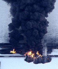 Sekitar 10 gerbong kereta api terbakar hebat dalam insiden ini. Reuters/Michael Vosburg/Forum News Service.