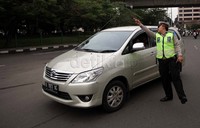 Polisi pun mengarahkan sejumlah pengendara.