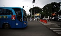 Bus TransJakarta tetap diperkanankan melintas.