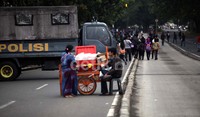 Pedagang minuman muali beraksi mengais rezeki.