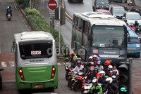 Bus Transjakarta yang diopersikan hingga pagi hari itu standby di dua halte.