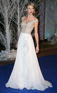 Taylor Swift tampak cantik bak Putri mengenakan gaun berwarna putih-silver dari koleksi Reem Acra saat bertemu dengan Pangeran William di Kensington Palace, London, Inggris. Chris Jackson/Getty Images.