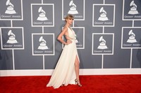Dibalut gaun putih J. Mendel dengan belahan tinggi, Taylor Swift memamerkan keindahan kakinya di Grammy Awards ke-55. Jason Merritt/Getty Images.