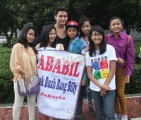 Billy berpose bersama para Ababil. Gus Mun/detikHOT.