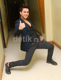 Sama seperti sang kakak, Billy juga tak malu untuk berpose 'tak biasa' di depan kamera. Gus Mun/detikHOT.