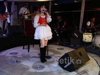 Geisha Hibur Pengunjung Trans Resto