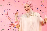 Dewi Sandra tampak ceria di akhir tahun. (Wardrobe by Dian Pelangi Boutique. Jl. Kemang Utara no. 51a)
