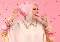 Dewi mengaku banyak mendapat tawaran menyanyi untuk mengisi acara pergantian tahun. (Wardrobe by Dian Pelangi Boutique. Jl. Kemang Utara no. 51a)